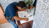 Fontanero trabajando en la reforma de un baño