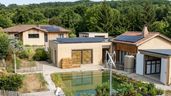 casa aislada paja y placas solares