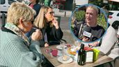 Mujeres fumando en una terraza.