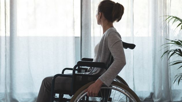 Mujer en silla de ruedas
