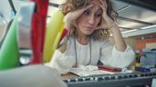 Una mujer aleatoria agobiada en su puesto de trabajo