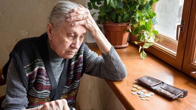 Mujer mayor cuenta dinero