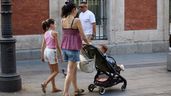 Una madre pasea con sus hijos