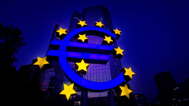 edificio union europea y simbolo de euro