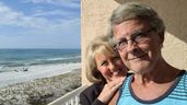 Una pareja de jubilados en una casa junto al mar 