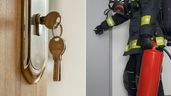 una llave puesta en la cerradura de la puerta y un bombero intentando entrar