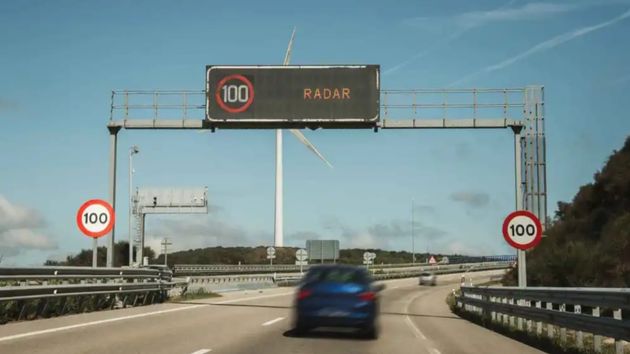 vehículo pasar por un radar de velocidad