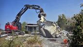 La excavadora demoliendo la piscina