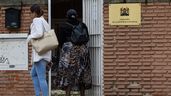 Dos personas aleatorias junto a la Embajada de la República de Kenia