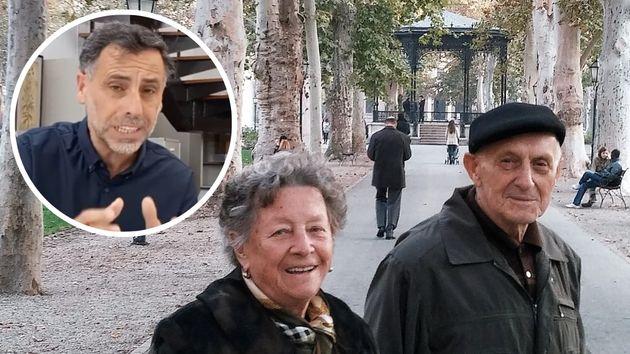 Dos jubilados sonriendo junto a Alfonso Muñoz
