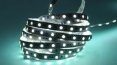 una tira led encendida
