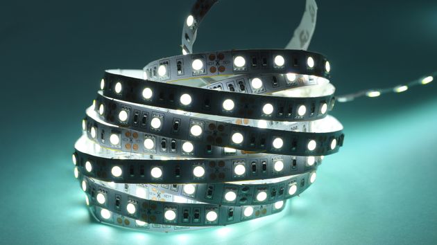 una tira led encendida