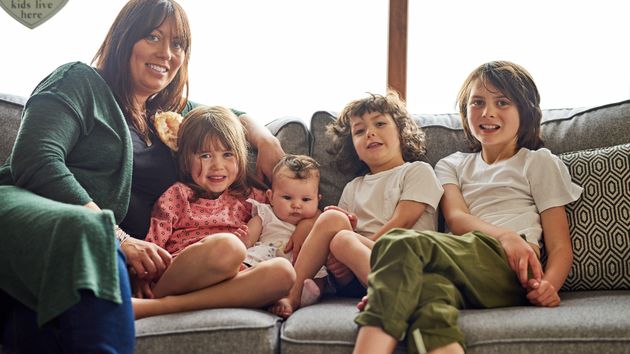Imagen representativa de una madre junto a sus hijos