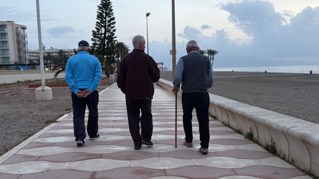 Tres jubilados paseando