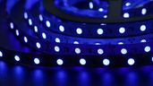 unas tiras de led encendidas