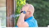 una persona fumando en una terraza