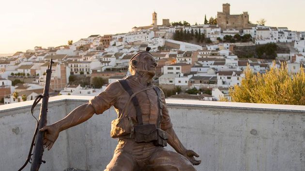 la estatua de la imagen de robert capa