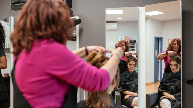 Una mujer aleatoria trabajando de peluquera