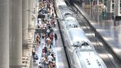 Pasajeros en un anden de una estación