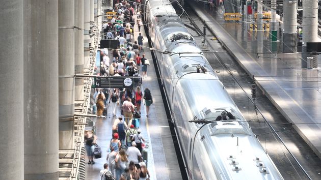 Pasajeros en un anden de una estación