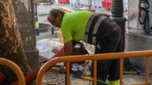Un obrero trabaja en una obra en el centro de Madrid