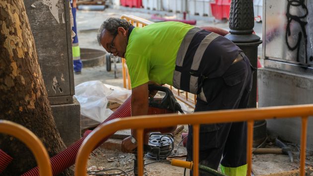 Un obrero trabaja en una obra en el centro de Madrid
