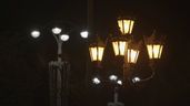 farolas encendidas en la calle