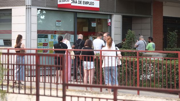 Personas en una oficina de empleo 