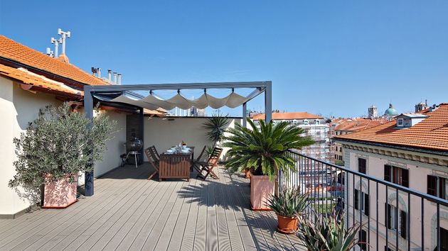 Una pérgola en una terraza