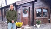 El padre junto a la casa prefabricada