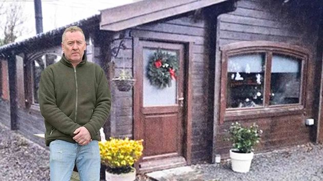El padre junto a la casa prefabricada