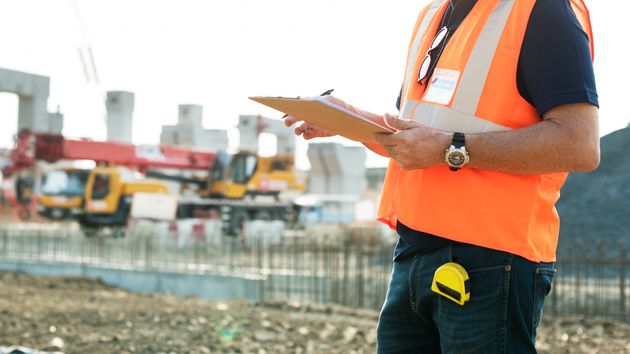 Un encargado de obra supervisando los trabajos