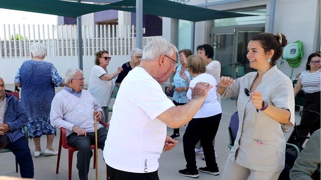 Laura bailando personas mayores