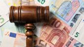 Un mazo de juez sobre billetes de euro