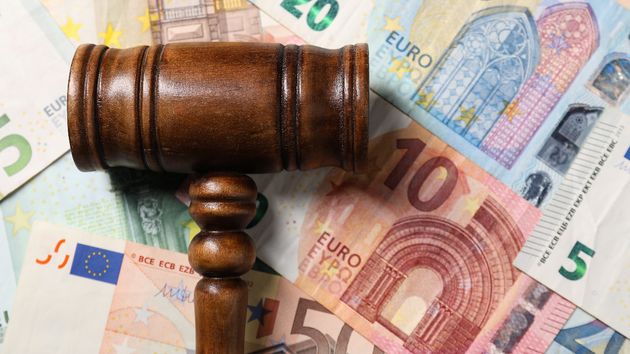 Un mazo de juez sobre billetes de euro