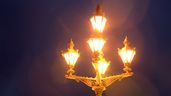 farolas encendidas en la calle