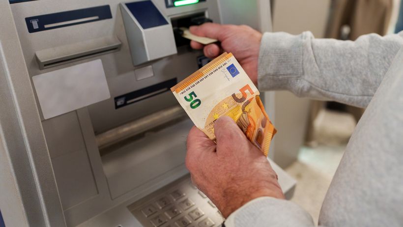 Cuándo se cobra el paro en agosto de 2026: fecha de ingreso del SEPE y bancos como CaixaBank, Santander, BBVA, entre otros