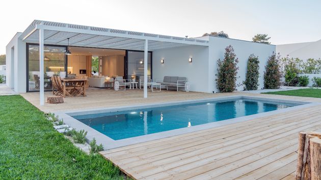 Una villa con pisicina