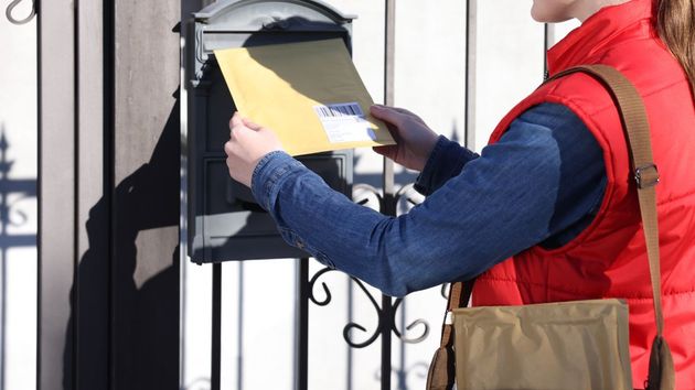 Una cartera roba del correo un billete de lotería premiado y termina detenida después de cobrar el premio
