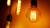 unas bombillas encendidas por la noche