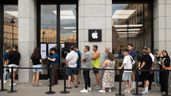Personas haciendo cola en un Apple Store