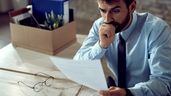 Un trabajador concentrado leyendo un documento