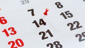 una chincheta en un calendario
