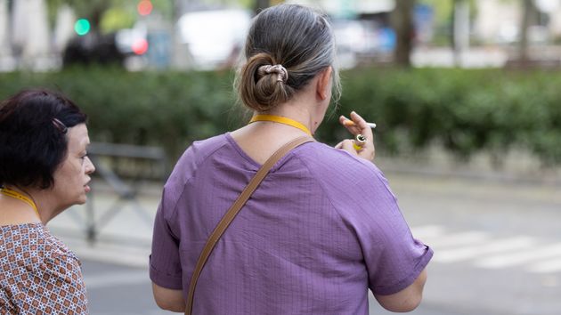 Mujer fumando en la calle