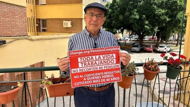 manuel con un cartel de recogida de firmas