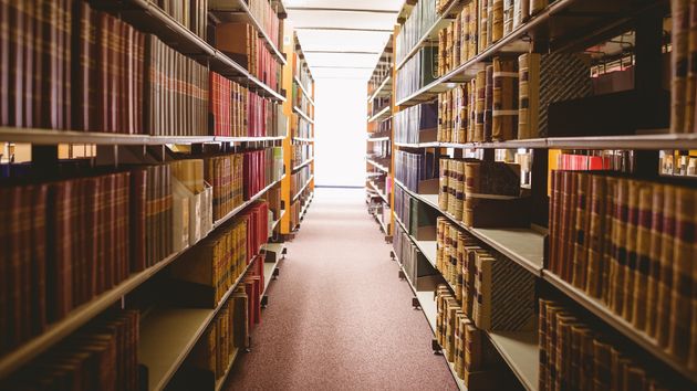 Estanterías de una biblioteca