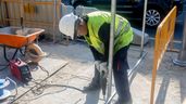 Un obrero trabaja durante el inicio de unas obras