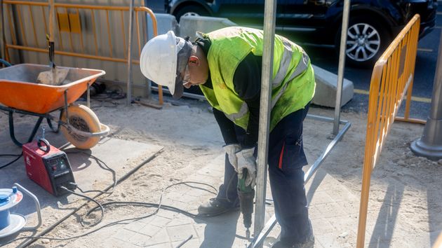 Un obrero trabaja durante el inicio de unas obras