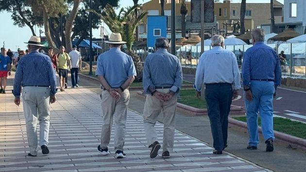 Personas caminando por el paseo marítimo
