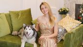 Imagen representativa de una mujer junto a su perro